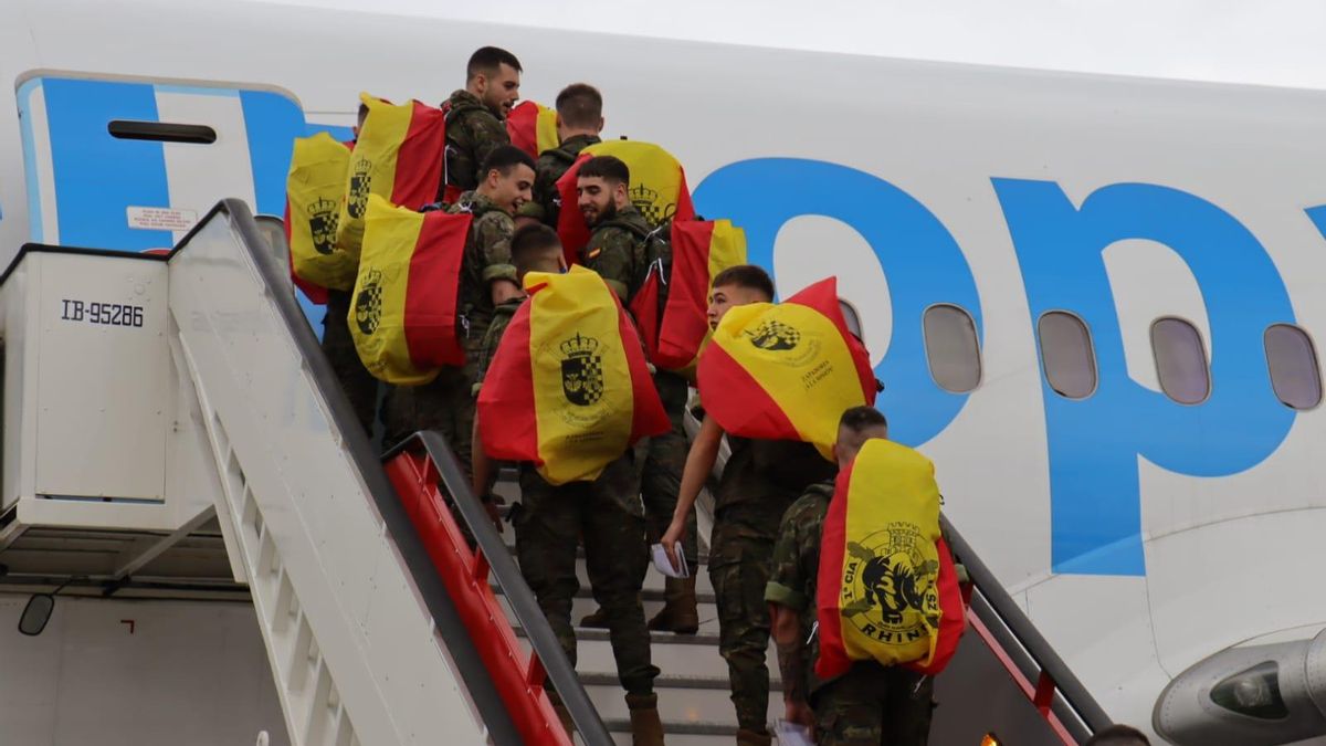 Los soldados del batallón "San Quintín" suben al avión en el Aeropuerto de Asturias.