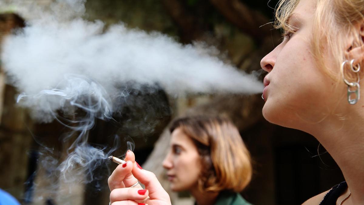 Jóvenes fumando en una imagen de archivo.