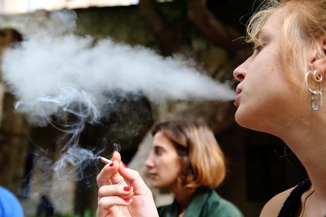 Ciudades sin humo adictas a la nicotina: ¿Qué hay detrás del modelo sueco que la industria del tabaco quiere llevar a España?