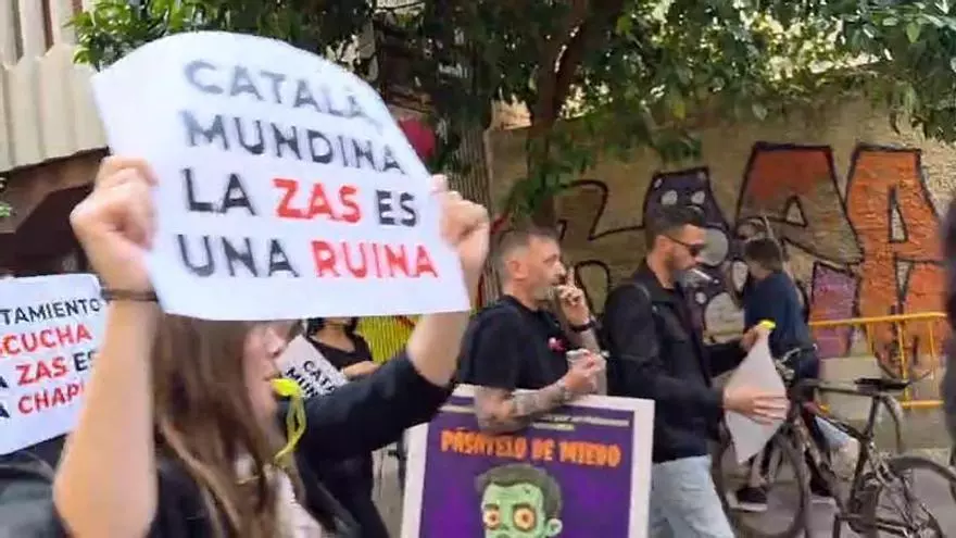 "Catalá, Mundina, la ZAS es una ruina": hosteleros y empresarios del ocio protestan por la intervención acústica de Russafa