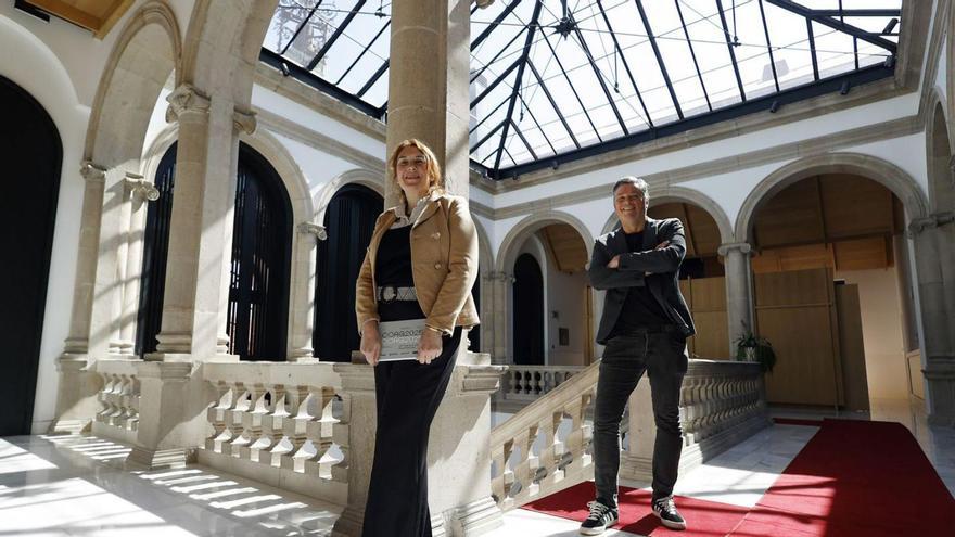 Los pontevedreses María Gracia Amandi y Jorge de Uña, en la Casa Consistorial.