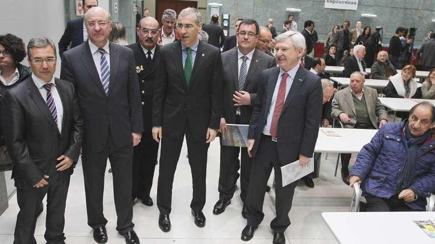 El conselleiro, tercero por la derecha, con el alcalde y el gerente de Expourense, entre otros. // Iñaki Osorio