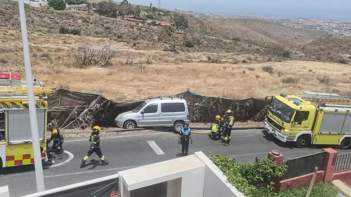Un coche se sale de la vía en Telde