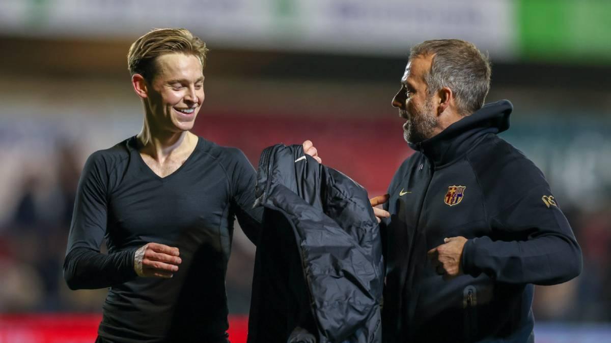 Flick le dio su abrigo a Frenkie de Jong en Barbastro