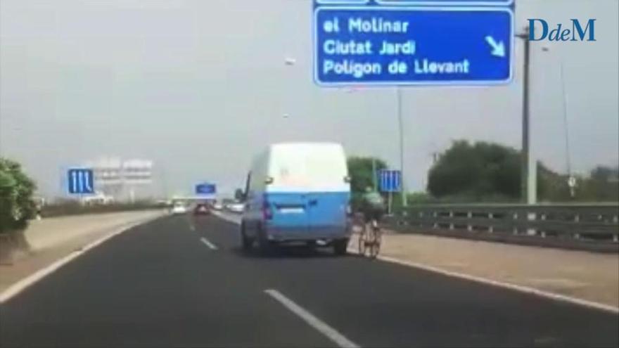 Un ciclista a más de 100 kilómetros por hora en la autopista del aeropuerto