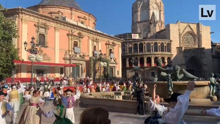 Las 'Dansaes ' toman la Plaza de la Virgen para honrar a la patrona