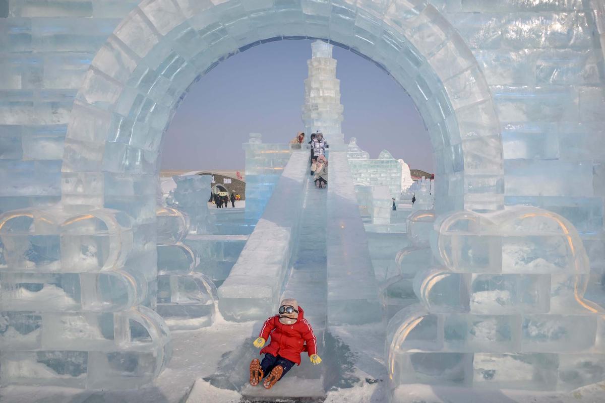 Esculturas y castillos de nieve en festivales de hielo de Moscú y  Heilongjiang, en el norte de China