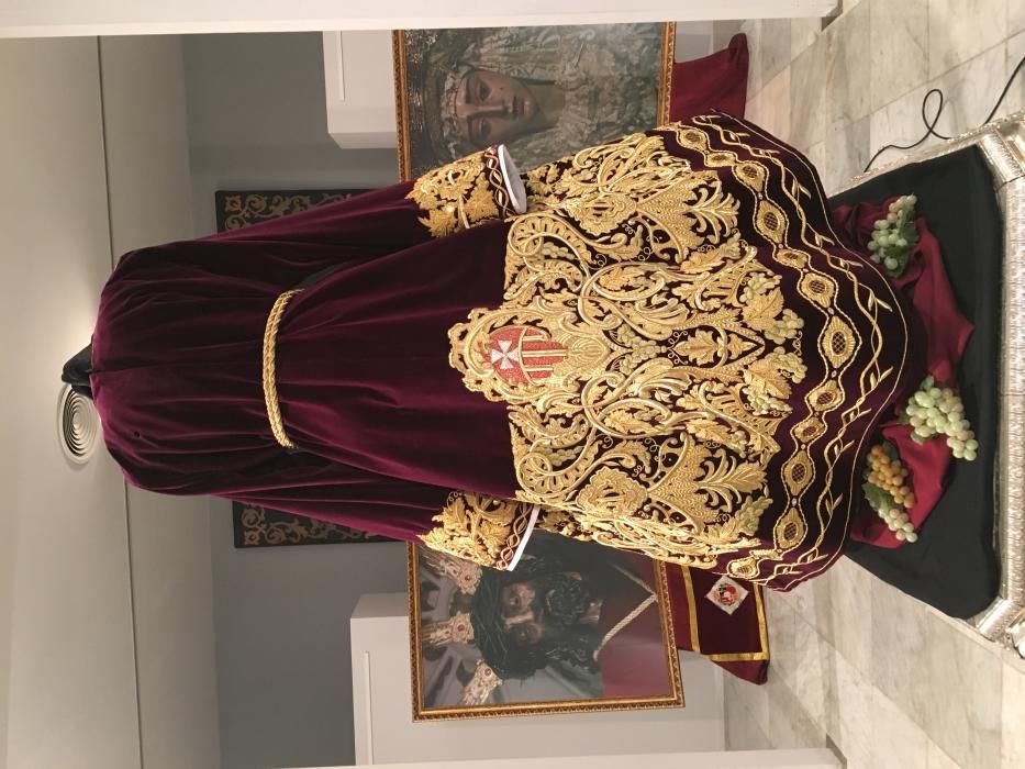 Viñeros presenta la túnica del Nazareno con el bordado terminado.
