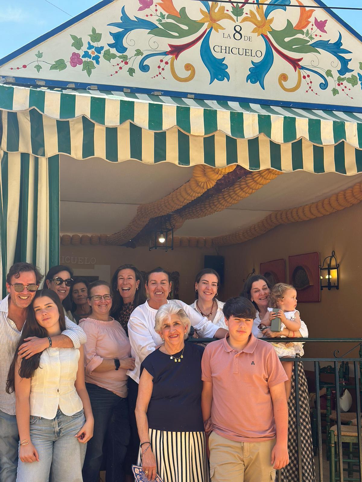 Foto de la familia de los socios de la caseta Los 8 de Chicuelo.