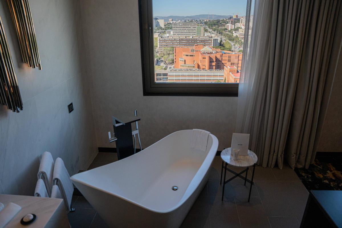 Una bañera con vistas del Grand Hyatt Barcelona.