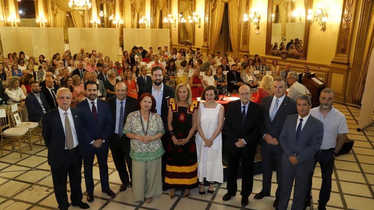 Personas y representantes de las instituciones premiadas con la Fiambrera de Plata 2024 de Córdoba, en el año del 40 aniversario del colectivo.