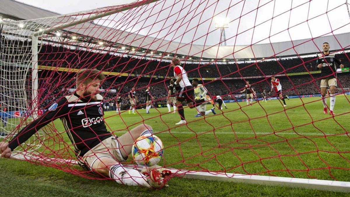 El jugador del Ajax, Schone, al intentar salvar un gol