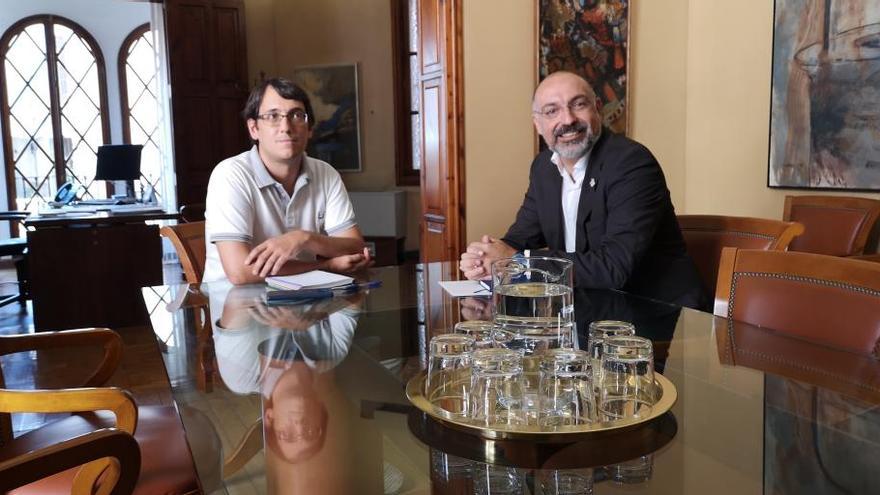 Iago Negueruela y Andreu Serra durante su reuniÃ³n en la conselleria de Turismo.