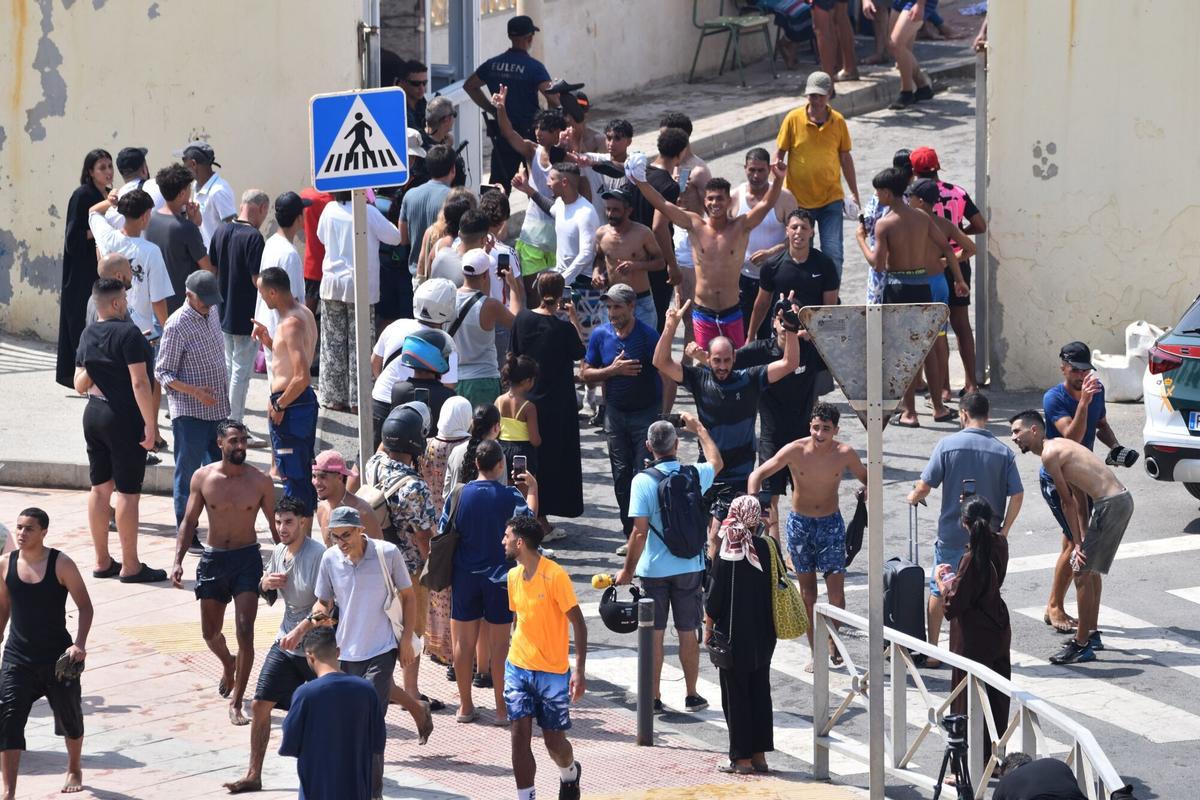 Varios migrantes celebran haber cruzado la frontera, a 30 de julio de 2026, en Ceuta (España).