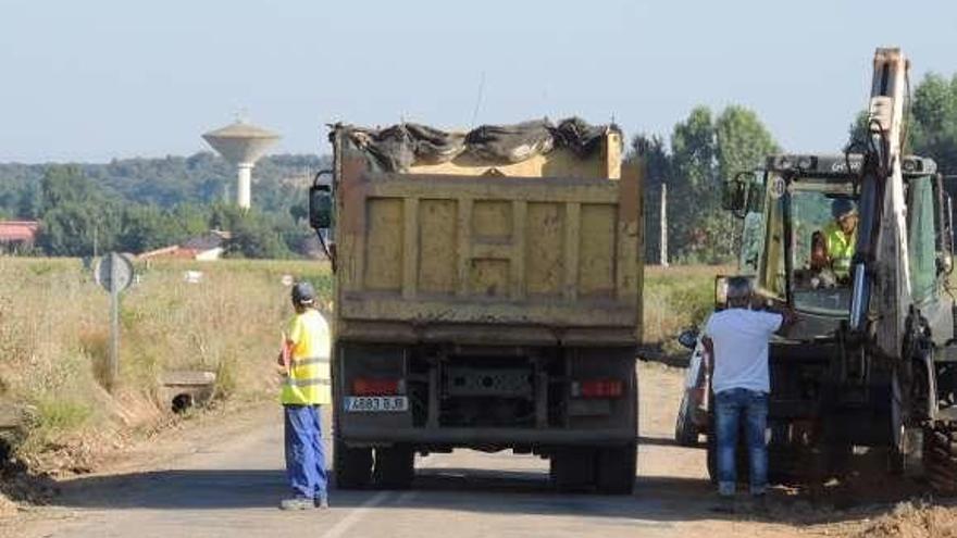 Obras en la carretera de Santa Croya a Villanueva de las Peras