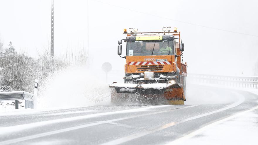 Estado de las carreteras en Castilla y León: Cerrada la A-6 en Portela de Valcarce (León)