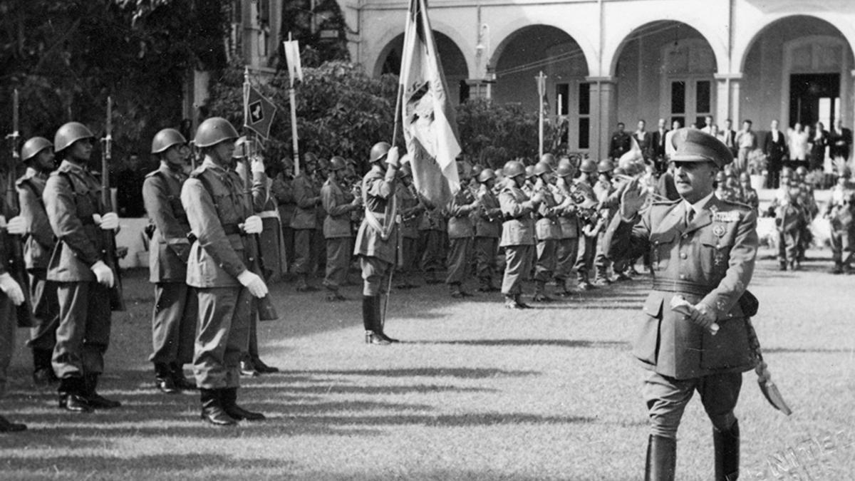 El dictador Francisco Franco pasa revista a las tropas en el Hotel Taoro de Puerto de la Cruz.
