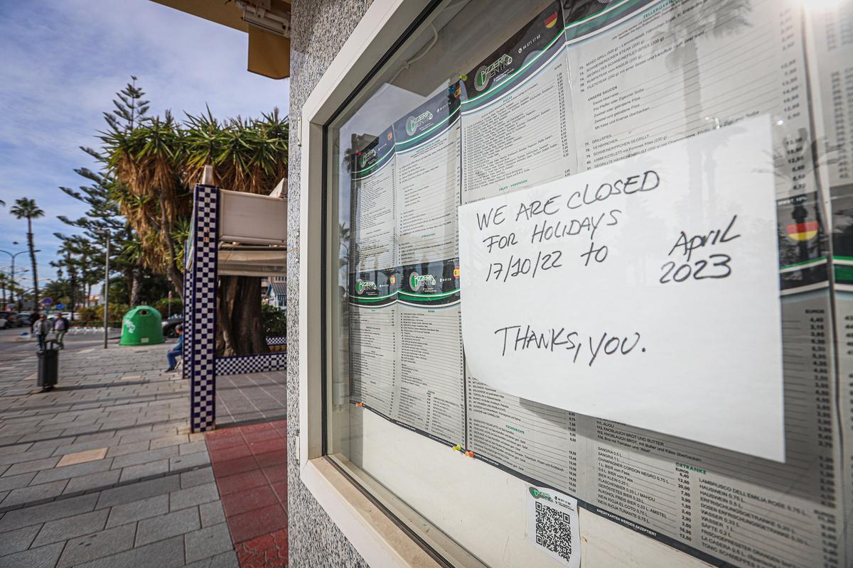 Algunos restaurantes todavía funcionan con cierres de temporada estacional, como este del centro de Torrevieja junto a la plaza de Waldo Calero