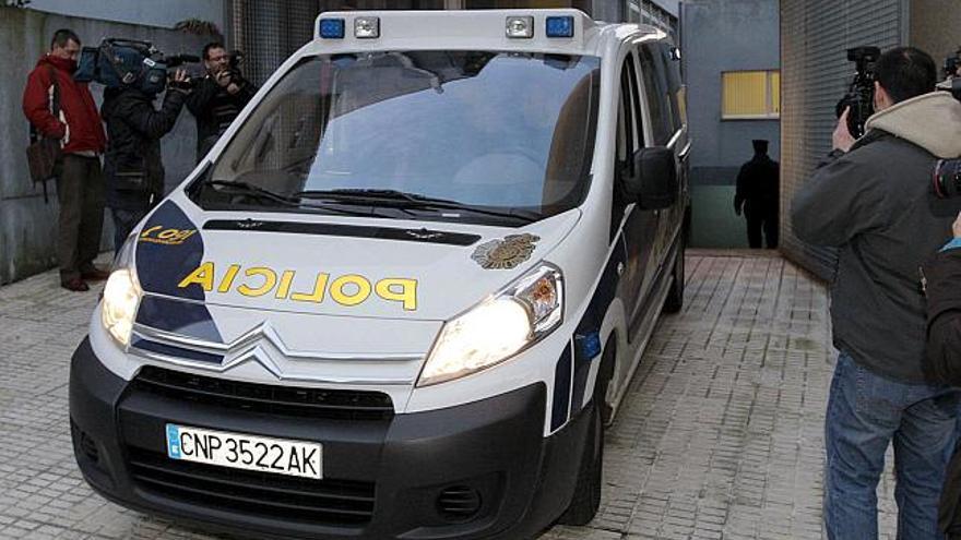 Los dos detenidos por el Grupo Especial de Respuesta contra el Crimen Organizado "GRECO" por su presunta relación con el alijo intervenido en Muxía, son trasladados por la policía para prestar declaración en el Juzgado de Instrucción numero 1 de Cambados.