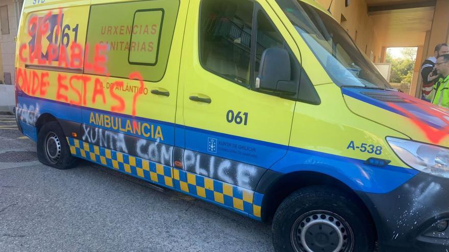Ambulancia del 061 en Cangas, con ruedas pinchadas y pintada con alusiones al conflicto laboral. |   // FDV