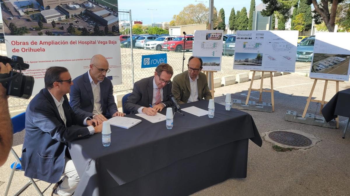 El conseller de Sanidad, Miguel Mínguez, en la firma del acta de replanteo que da inicio a las obras