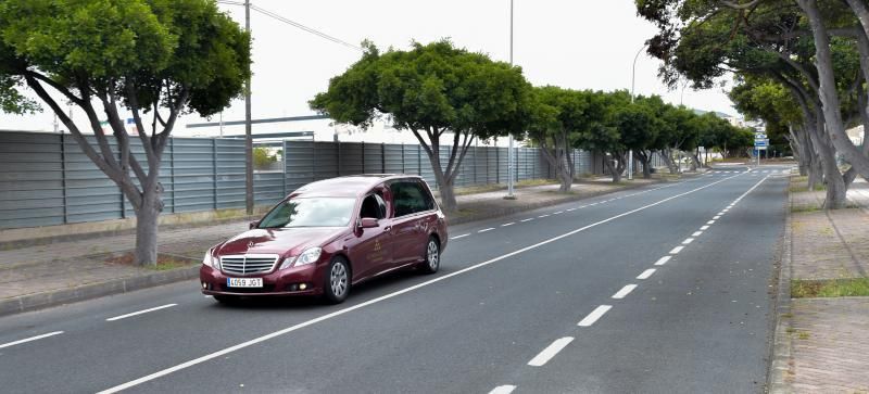 09-04-2020 LAS PALMAS DE GRAN CANARIA. Coche fúnebre en San Lázaro. Fotógrafo: Andrés Cruz  | 09/04/2020 | Fotógrafo: Andrés Cruz