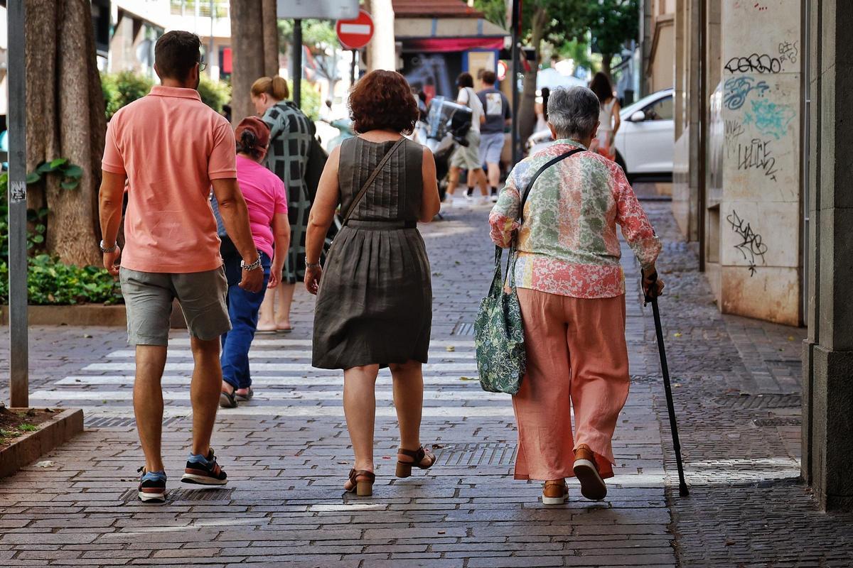 Varios transeúntes, entre ellos personas mayores jubiladas, en una calle de Santa Cruz de Tenerife.