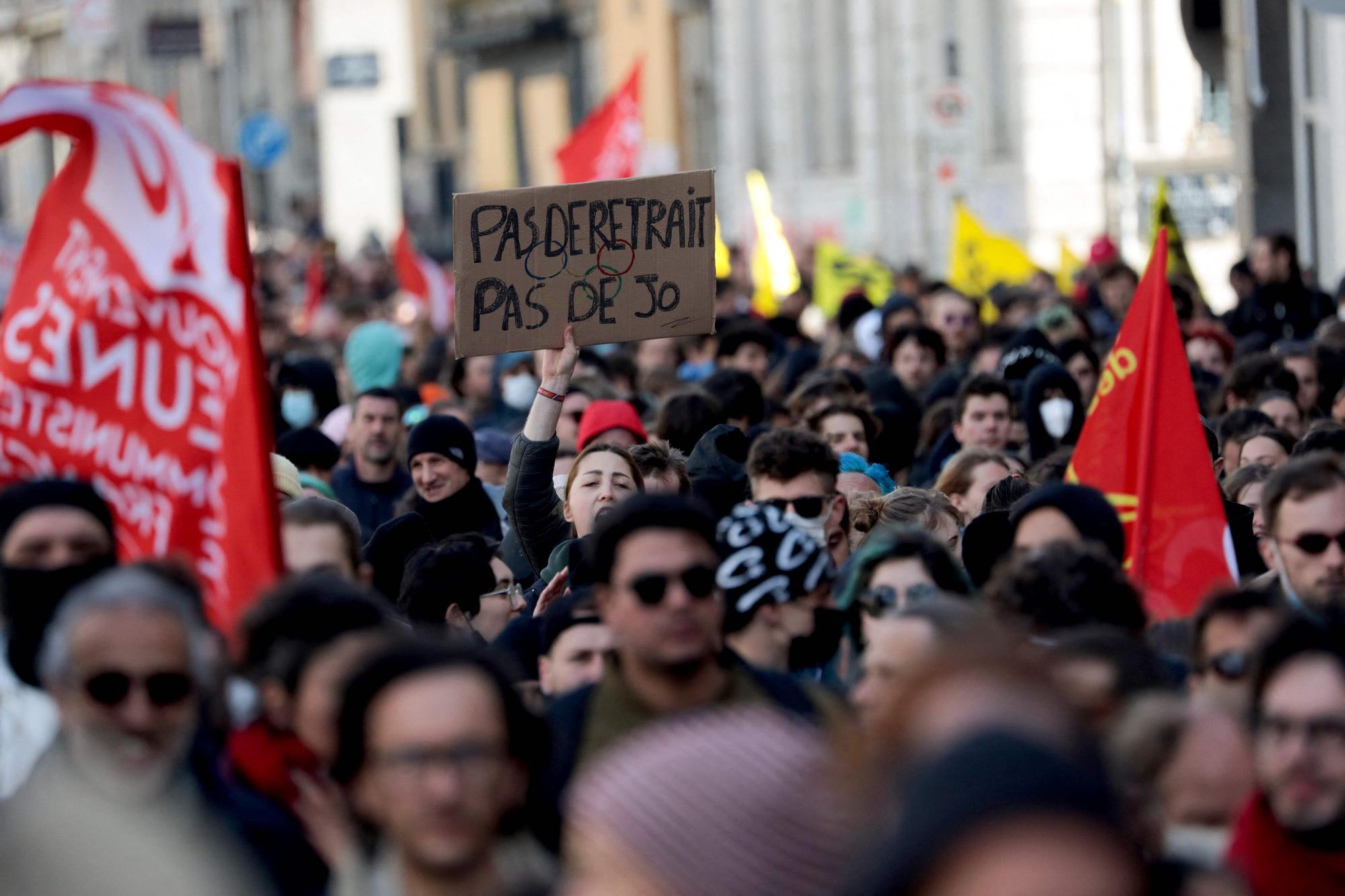 Manifestantes, en Rennes, al oeste de Francia, durante una protesta contra la reforma de pensiones del gobierno francés, horas después de que se promulgara.