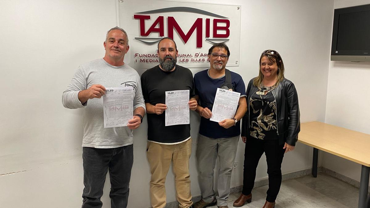 Roberto Serrano, Daniel Cámara, Fran Vila y Sonia Saavedra con el acuerdo.