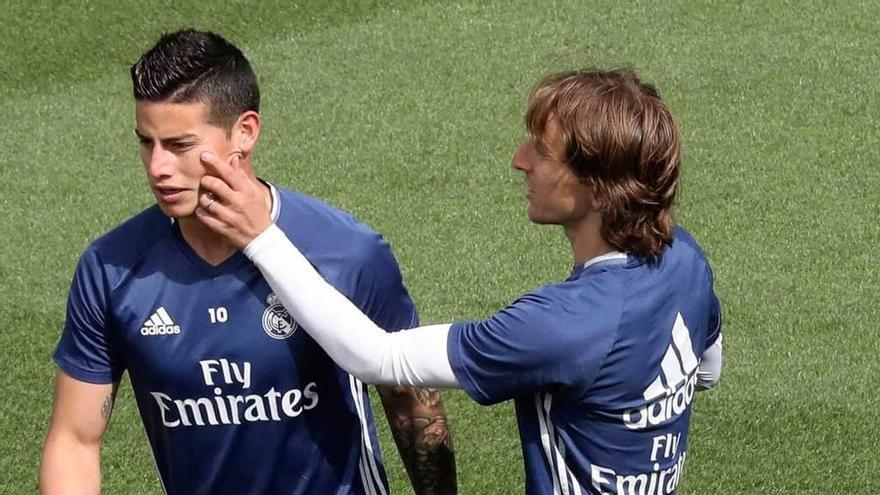 Modric, a la derecha, y James, ayer en el entrenamiento del Madrid.