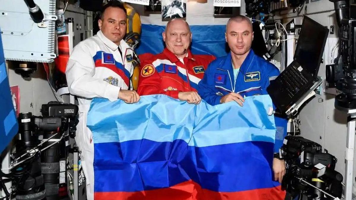 Los cosmonautas rusos Oleg Artemyev, Denis Matveev y Sergey Korsakov, en la Estación Espacial Internacional.