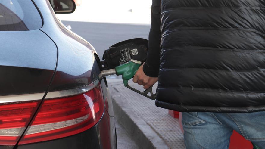 Gasolineros denuncian estar &quot;al borde del cierre&quot; por no haber cobrado los adelantos por los 20 céntimos