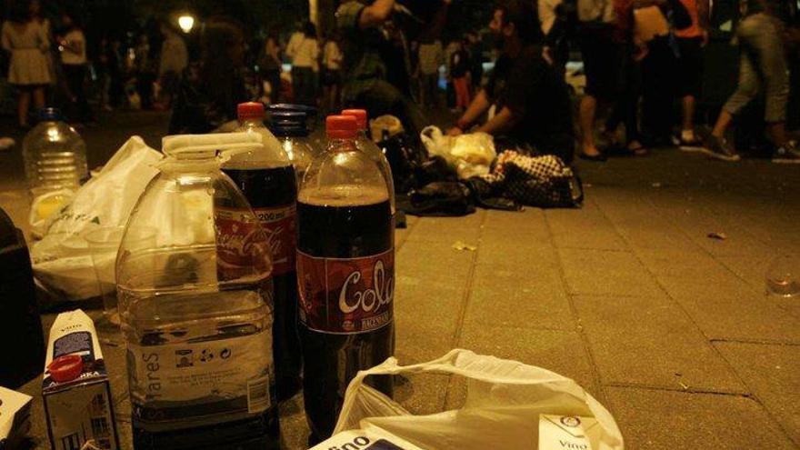 Jóvenes en un botellón en Avilés.