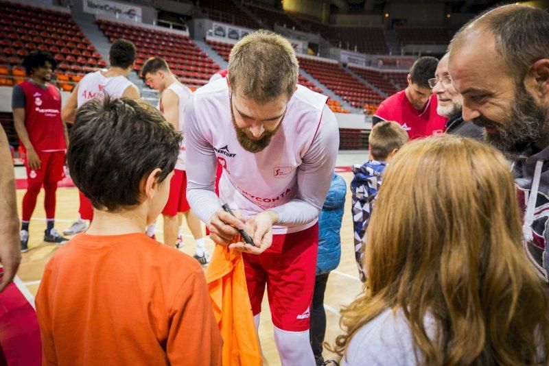 Un centenar de niños disfruta del entrenamiento del Tecnyconta