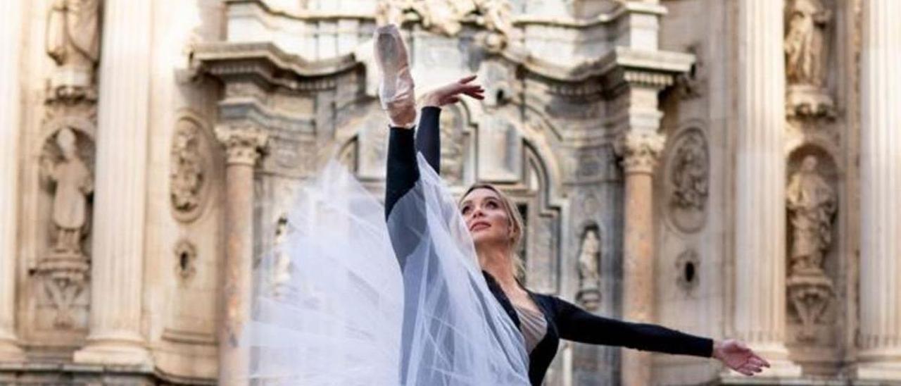 La profesora de danza Valeria Dennis, que nació en Moscú, en la Plaza de la Catedral de Murcia.