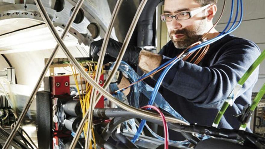 El físico de partículas coruñés Carlos Mariñas trabajando en el detector de vértices de &#039;Belle II&#039;.