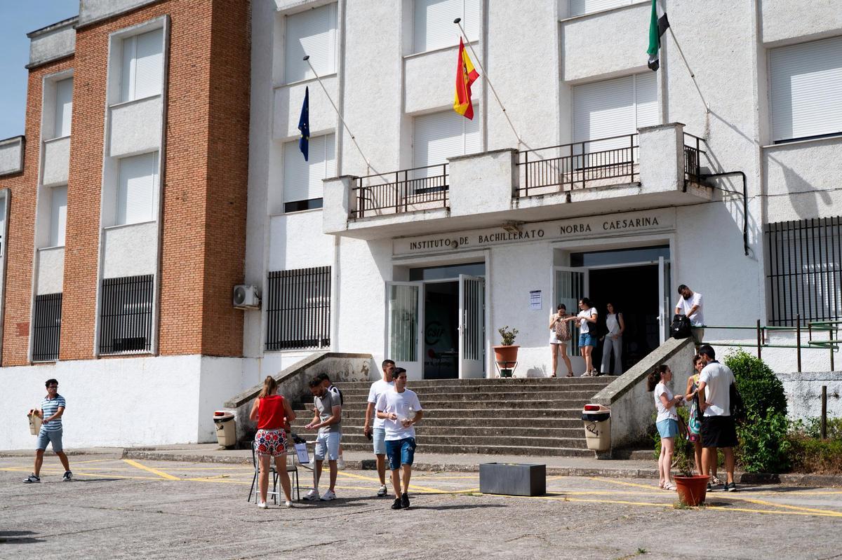 Galería | Calor y nervios en las oposiciones a maestro en Cáceres Galería | Calor y nervios en las oposiciones a maestro en Cáceres