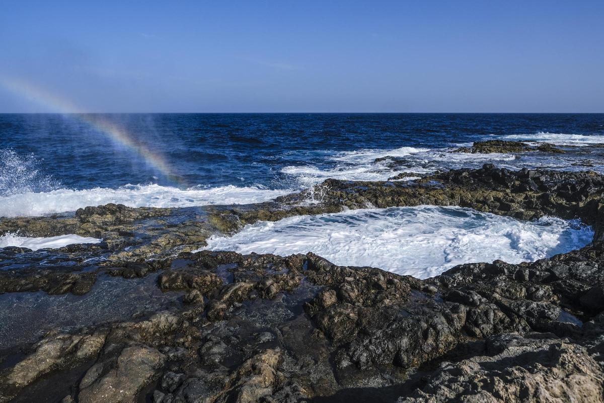 EL AGUA EXPULSADA A PRESIÓN POR EL BUFADERO FORMA UN ARCOIRIS