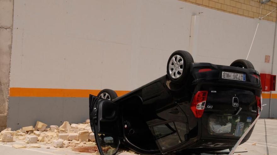 Herida una mujer al precipitarse su coche en un parquin en Marratxí