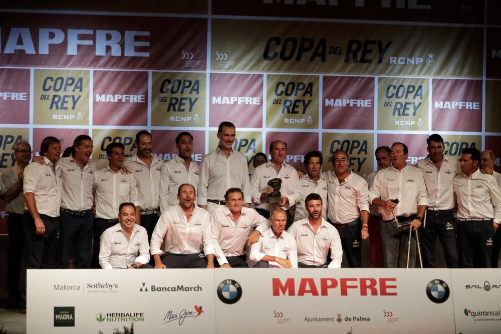 Felipe VI corona a los campeones de la Copa del Rey Mapfre