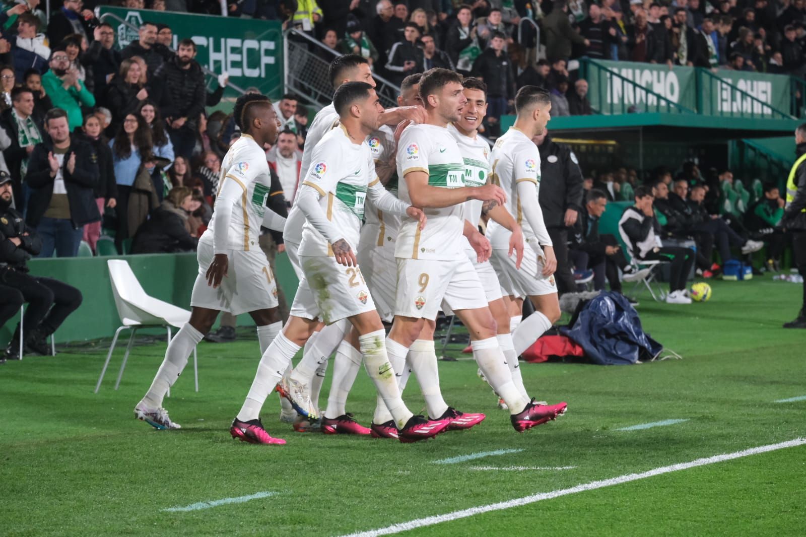 Ambientazo en el Martínez Valero en el Elche - Betis