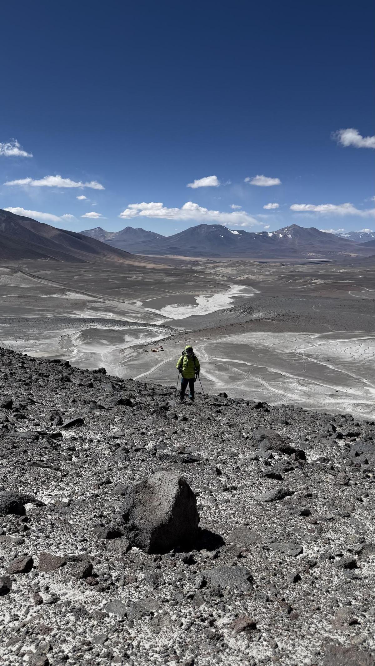 El aventurero tinerfeño Juan Diego Amador asciende el Ojos del Salado, en Chile