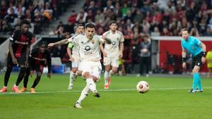 Leandro Paredes ejecuta un penalti ante el Bayer Leverkusen