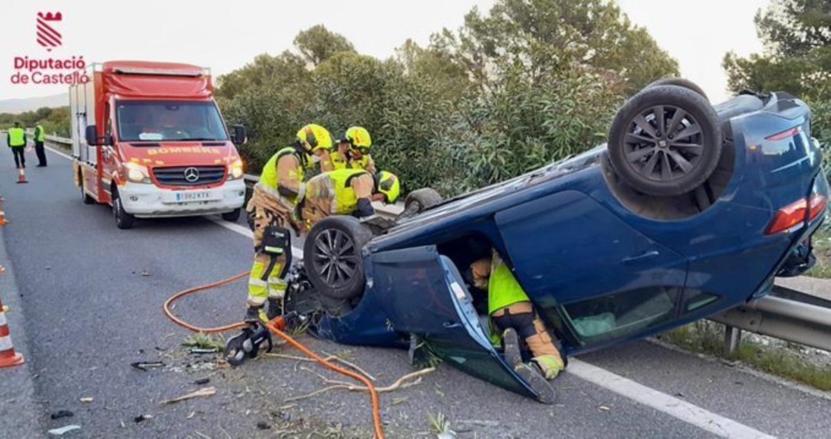 Los bomberos, ayudando en las tareas de rescate este domingo en Orpesa.