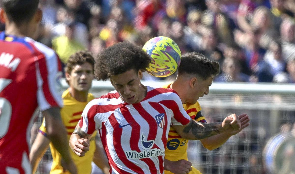 Gavi disputa el balón de cabeza con Witsel