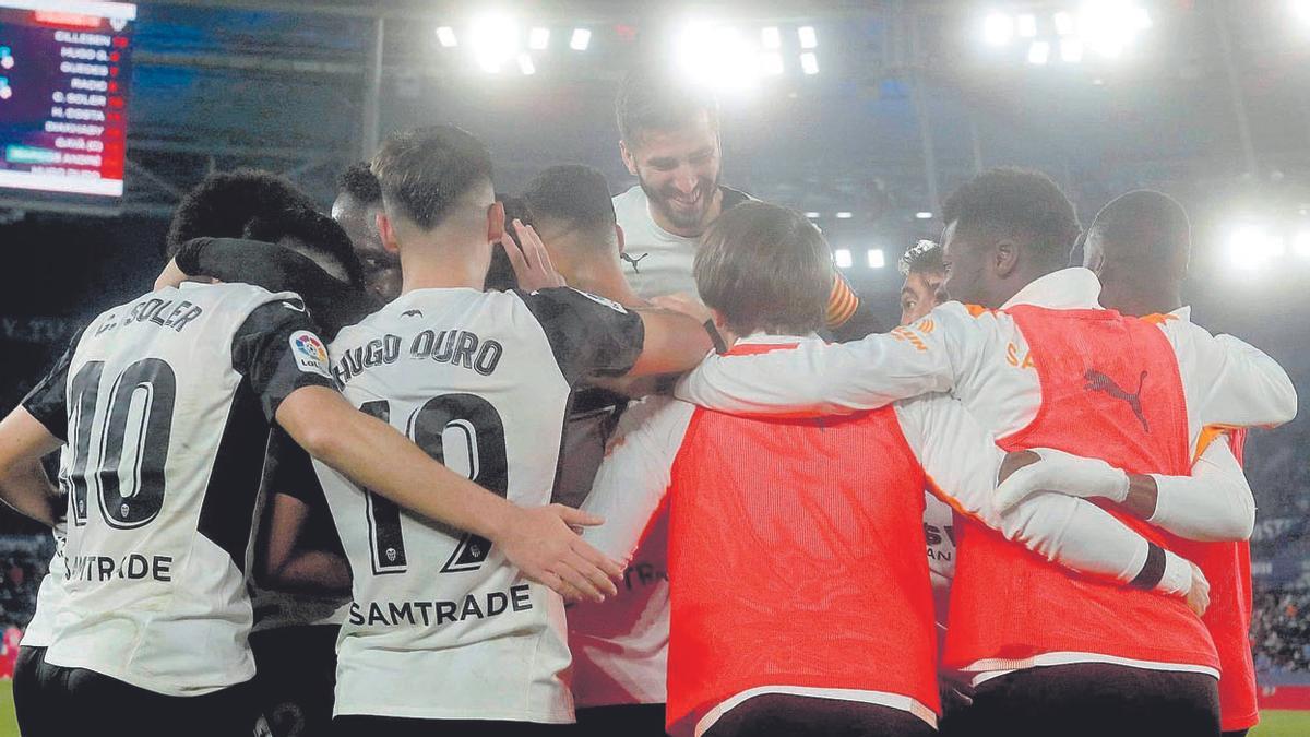 Los jugadores del Valencia celebran un gol frente al Levante en el Ciutat