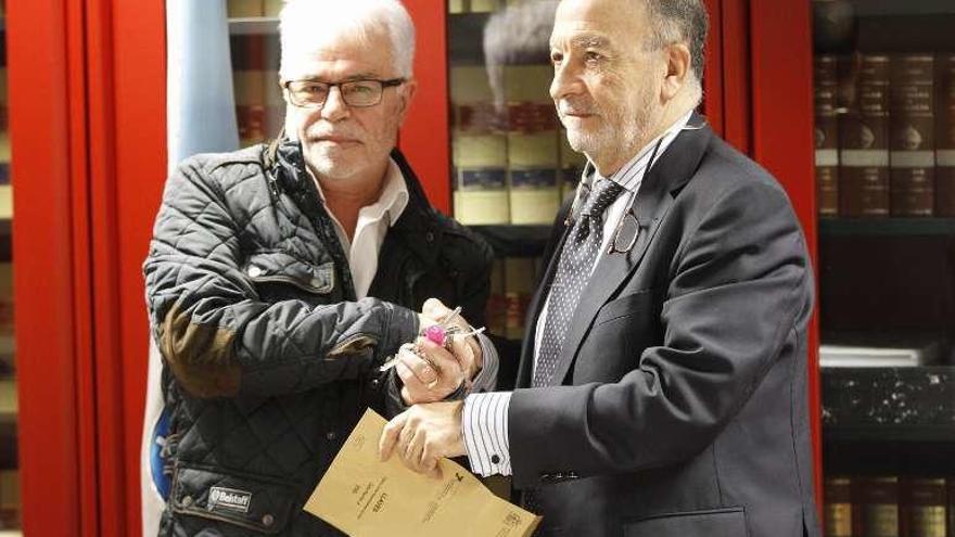 José Manuel Carballo y Ramón Blanco, tras la firma de cesión. // J. L.