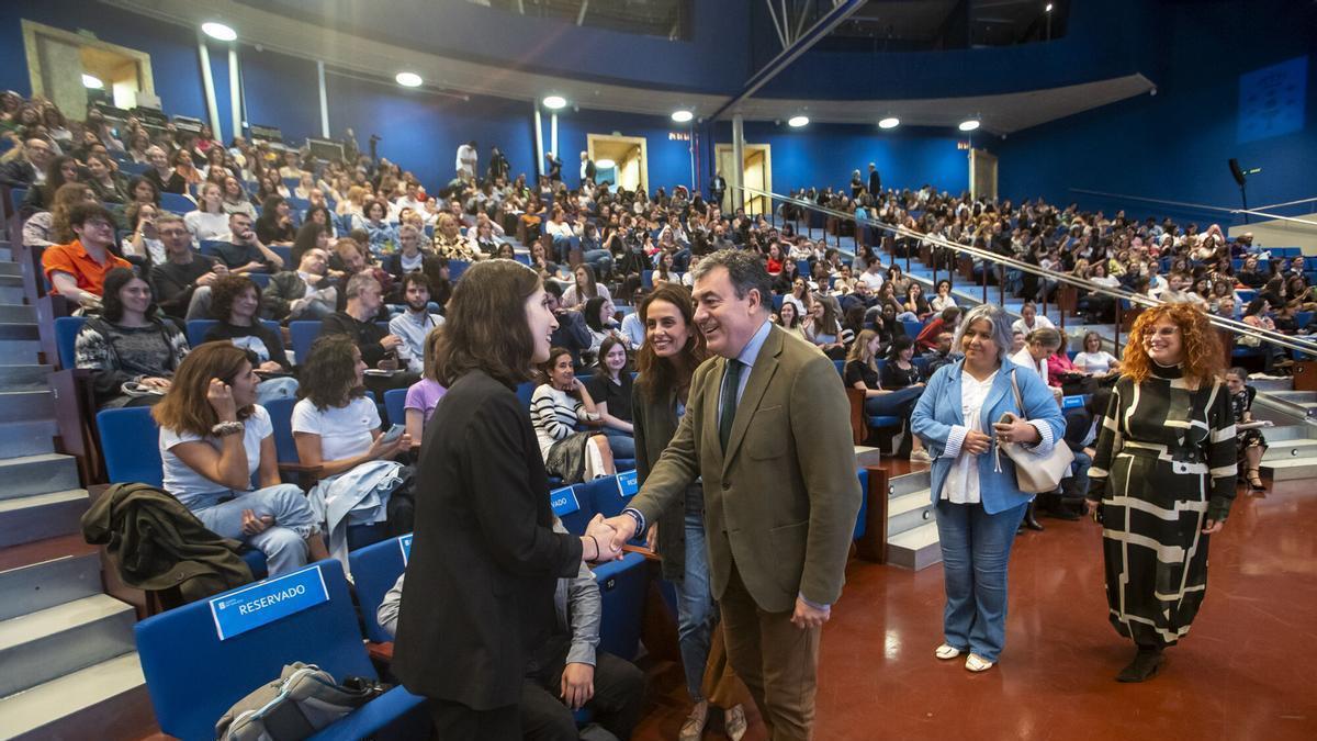 Acto de recepción a los auxiliares de conversa.
