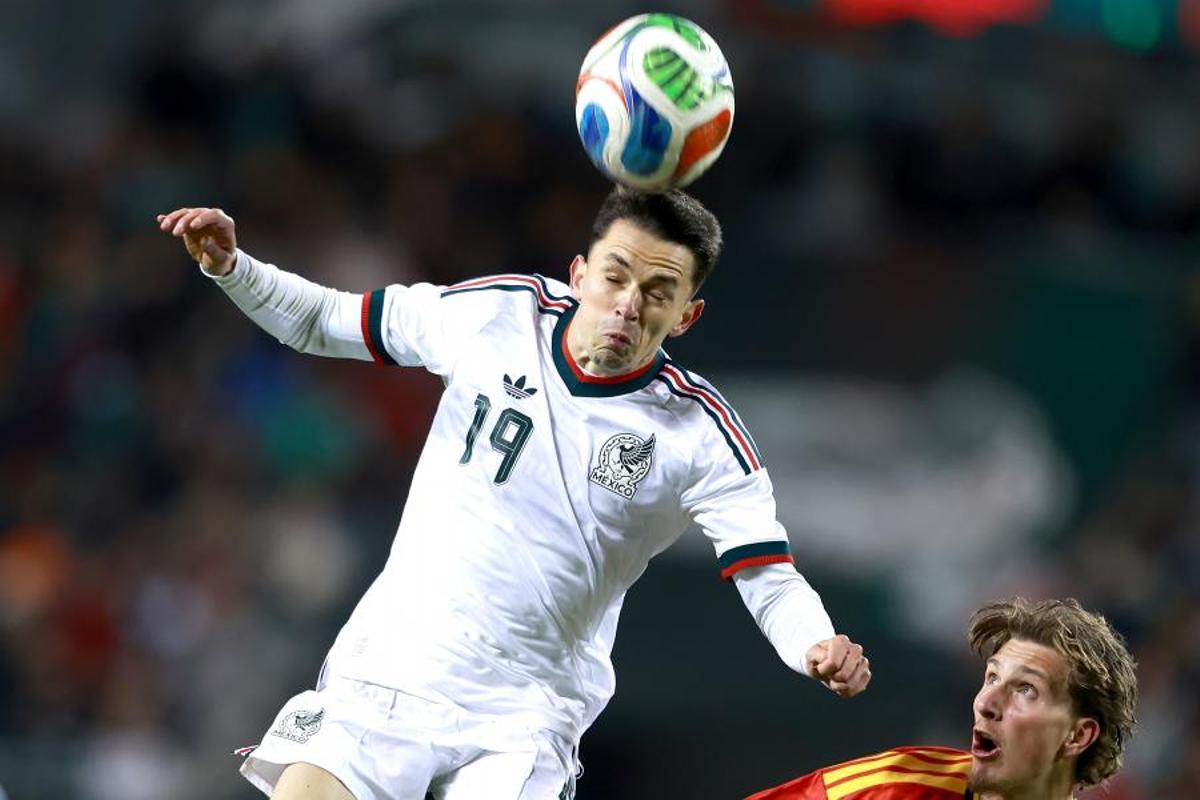 Álvaro Fidalgo disputa un balón durante el partido entre México y Bélgica