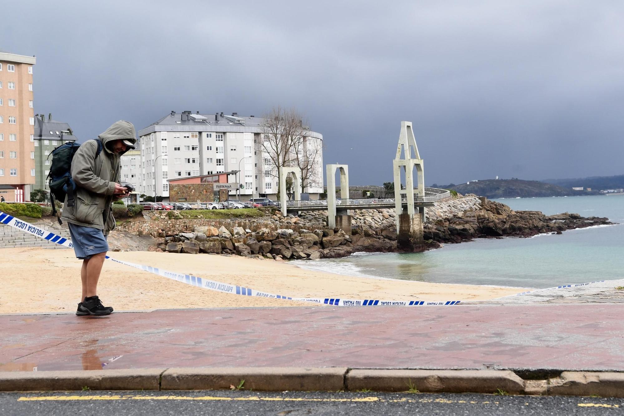 Una nueva llegada de carabelas portuguesas a las playas coruñesas prolonga el cierre de los arenales